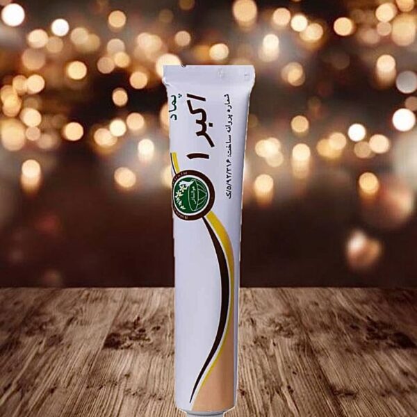 پماد اکبر یک حکیم مومن